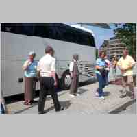 905-1577 Ostpreussenreise 2006. Einige der Teilnehmer am Bus.jpg